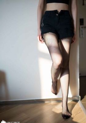 厨房娇妻被朋友胯下挺进