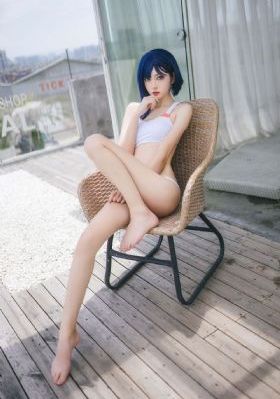 年轻的妈妈观看